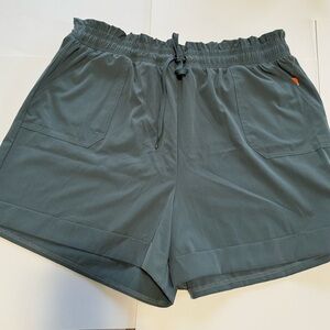 Danskin Paperbag Short Inseam: 4” stormy weather
Woman short size XXL
